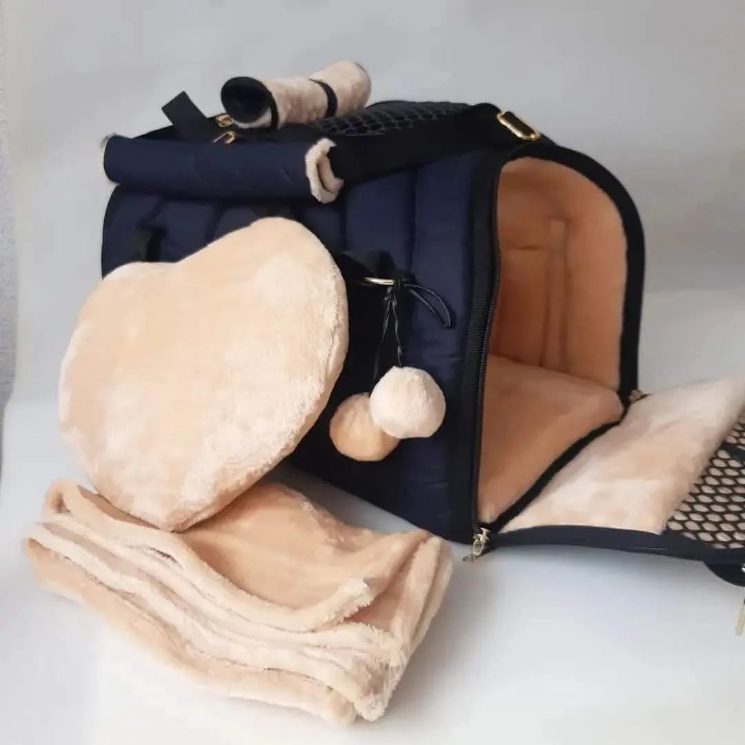 Vanilly pet set. Carrier made of waterproof fabric with warm lining, blanket and pillow. Dark blue/beige.