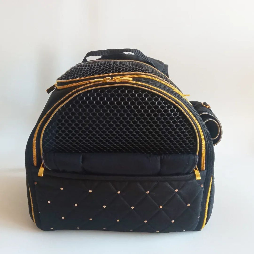 Vanilly quilted pet backpack. Made of waterproof quilted fabric with cotton lining.