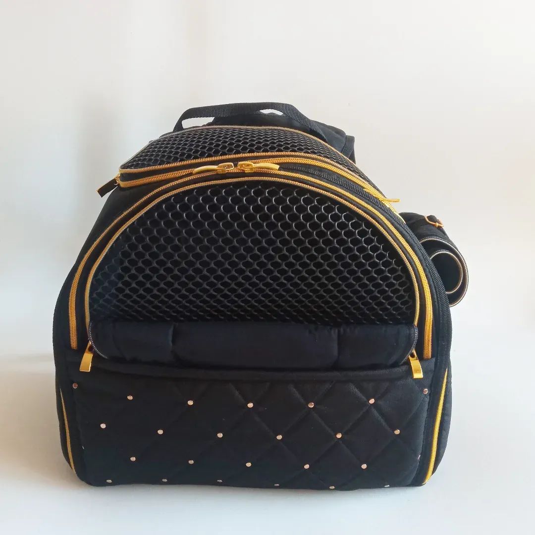 Vanilly quilted pet backpack. Made of waterproof quilted fabric with cotton lining.