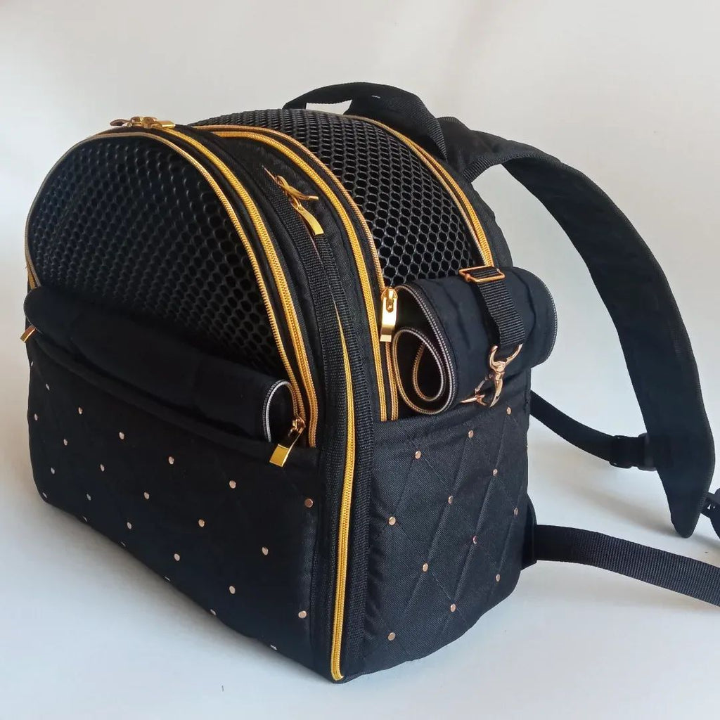 Vanilly quilted pet backpack. Made of waterproof quilted fabric with cotton lining.